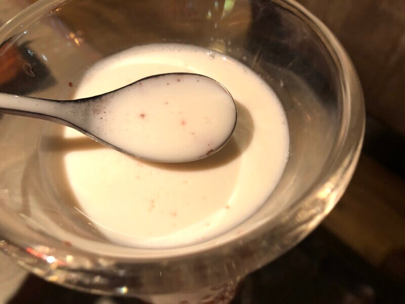 びっくりドンキーの「つぶつぶ食感イチゴミルク」の上部分はミルク