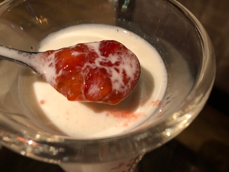 びっくりドンキーの「つぶつぶ食感イチゴミルク」の下にあるイチゴソース