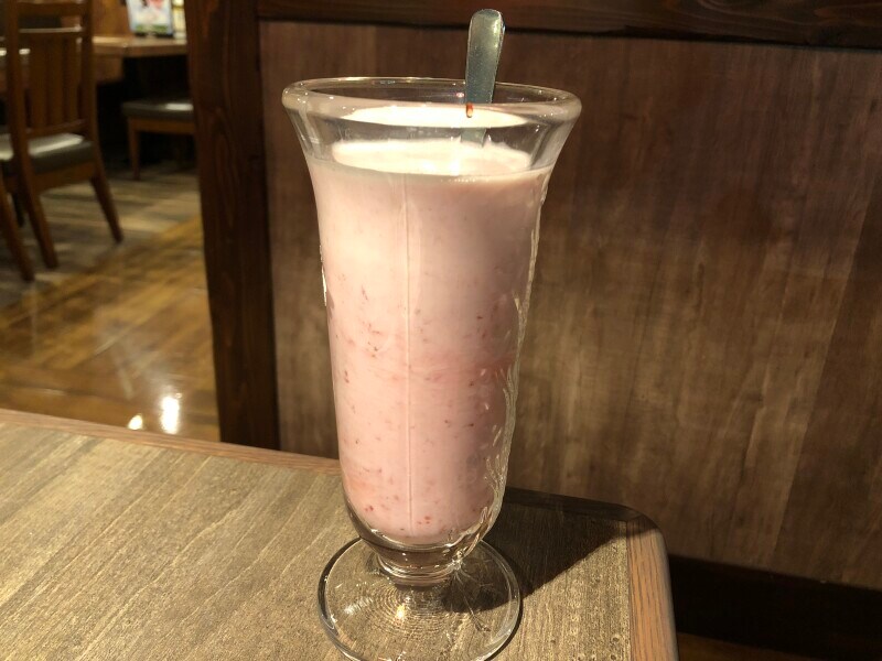 びっくりドンキーの「つぶつぶ食感イチゴミルク」は混ぜても美味しい