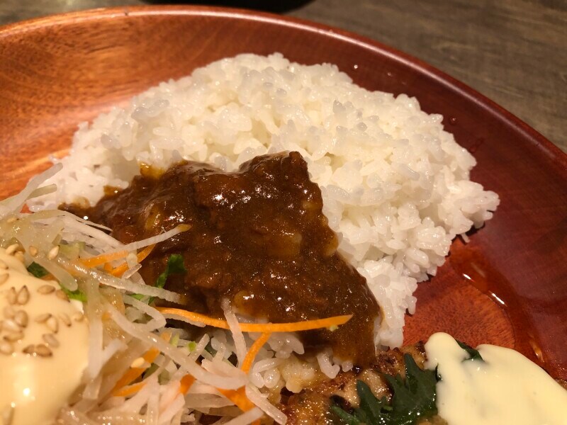びっくりドンキーの「追加カリーソース」はご飯にかけることが多い