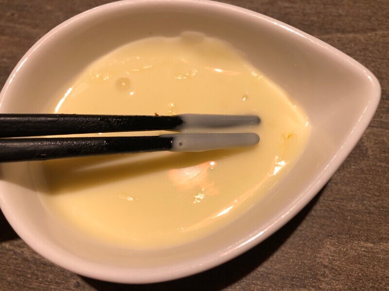 びっくりドンキーの「追加チーズソース」はお箸ではかけにくい