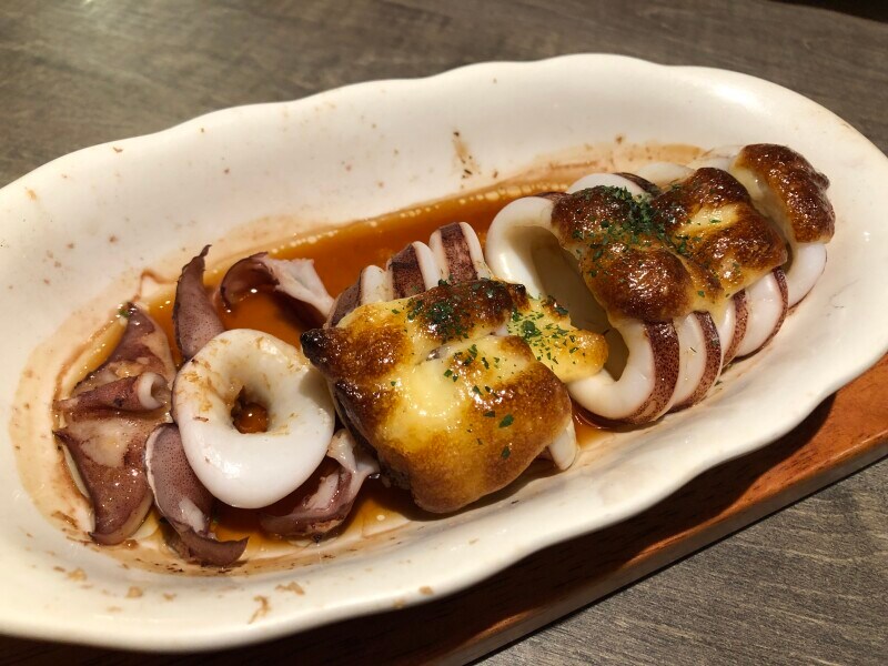 びっくりドンキーの「イカの箱舟」は大きなイカが使用されている