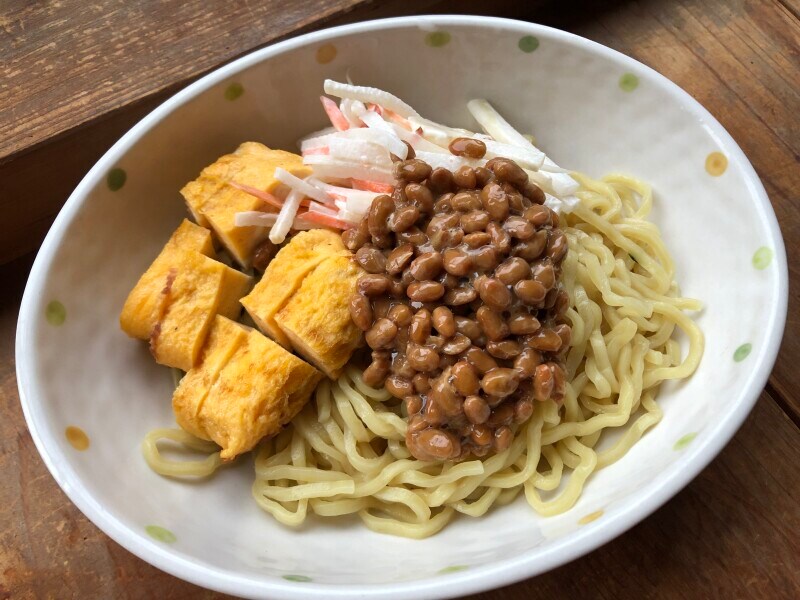 ドン・キホーテの「4食生ラーメン太麺」を使用したつゆなし納豆ラーメン麺