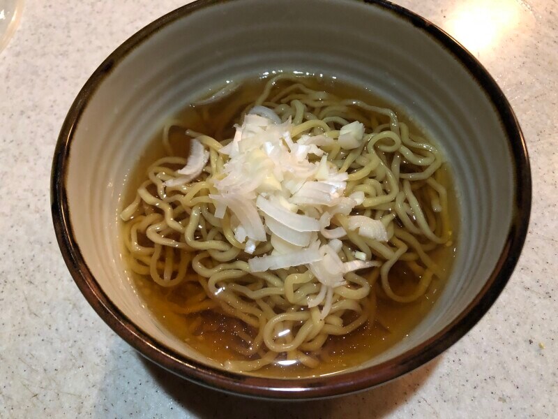 ドン・キホーテの「4食生ラーメン太麺」にネギをトッピング
