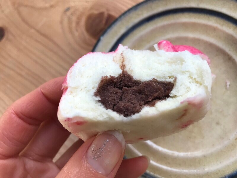 業務スーパーの「桃まんじゅう」の中にはこしあんが入っている