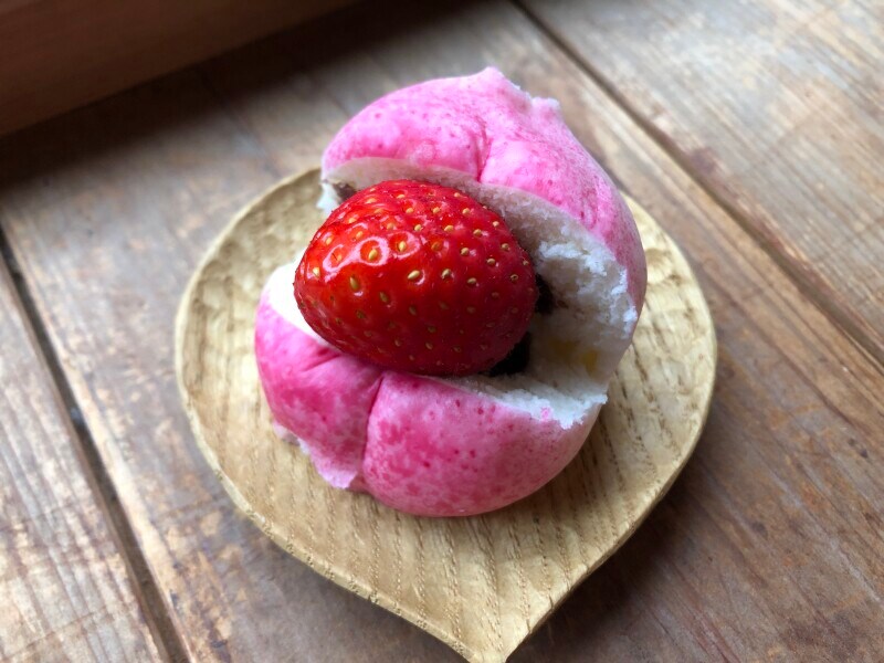 業務スーパーの「桃まんじゅう」を使用した「イチゴ桃まんじゅう」
