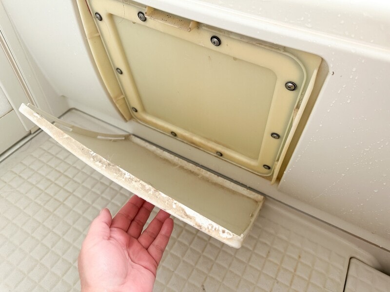 浴槽のエプロンなど外せる部分は外