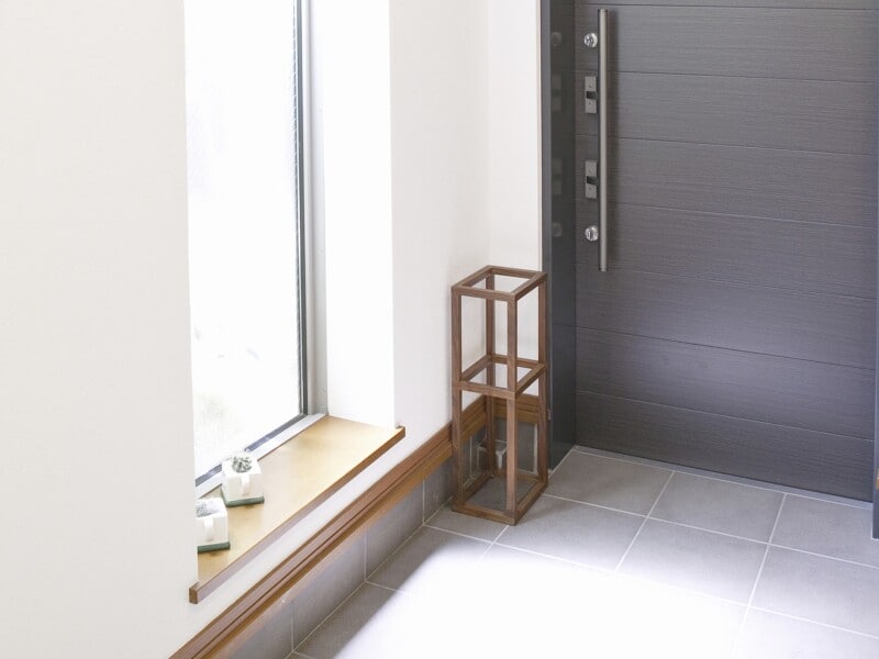 傘立ての水受けも掃除する