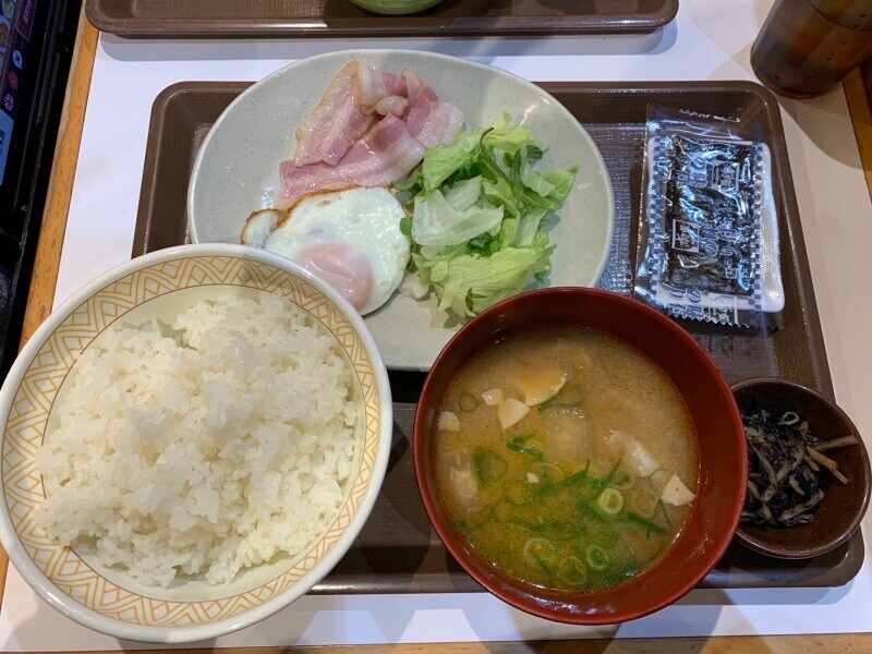 すき家のモーニング「自社製ベーコンエッグ朝食」