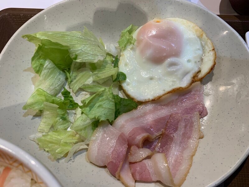 すき家の「モーニング」の「自社製ベーコンエッグ朝食」