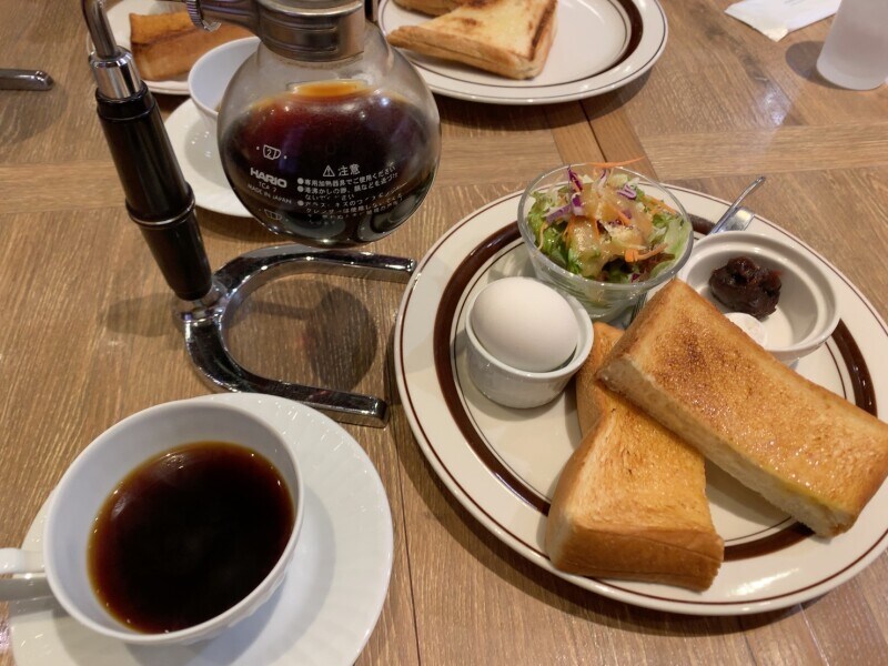 「倉敷モーニングの本日のストレートセット」は、あんホイップをトッピング