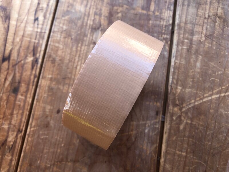 ダイソーの「粘着布テープ」の幅は3.8cm