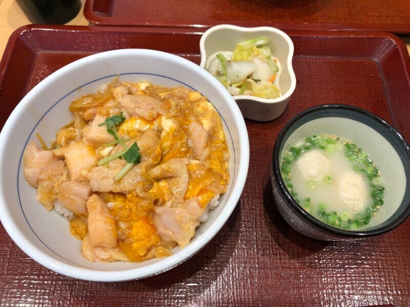 なか卯のランチ「親子丼（並盛）＋鶏だんごスープ＋京風つけもの」