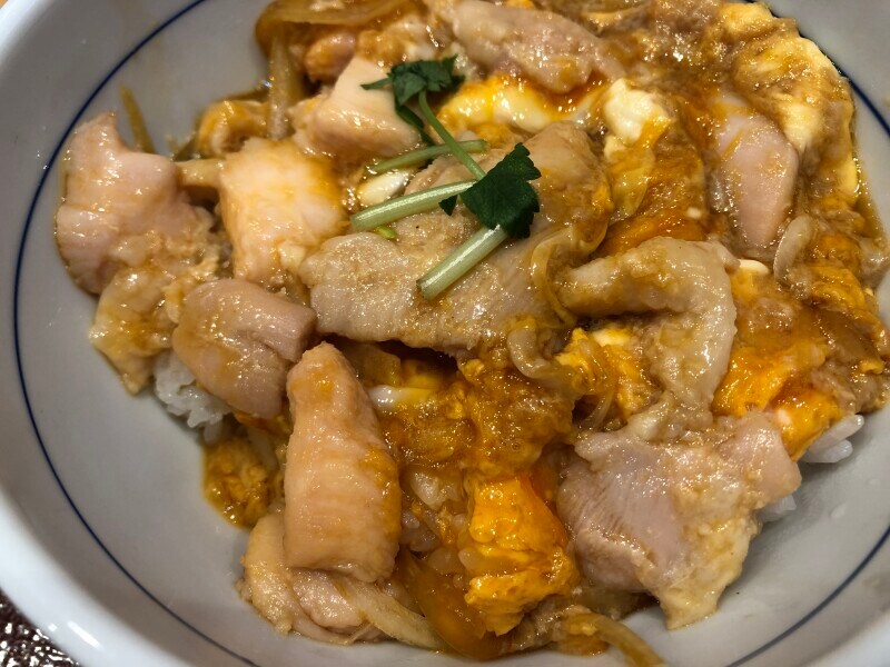なか卯の親子丼はタレのダシが強めで美味しい