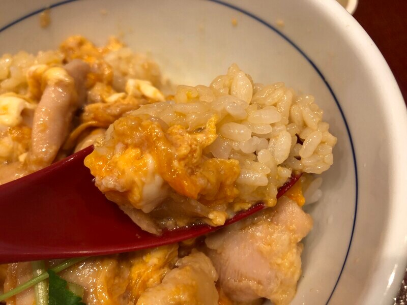 なか卯の親子丼は、卵がトロンとしている部分がある