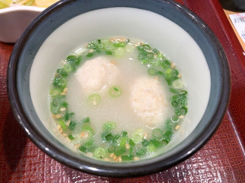 鶏だんごスープは鶏白湯ベースのタレをうどんだしで割ってある。鶏だんごは2個