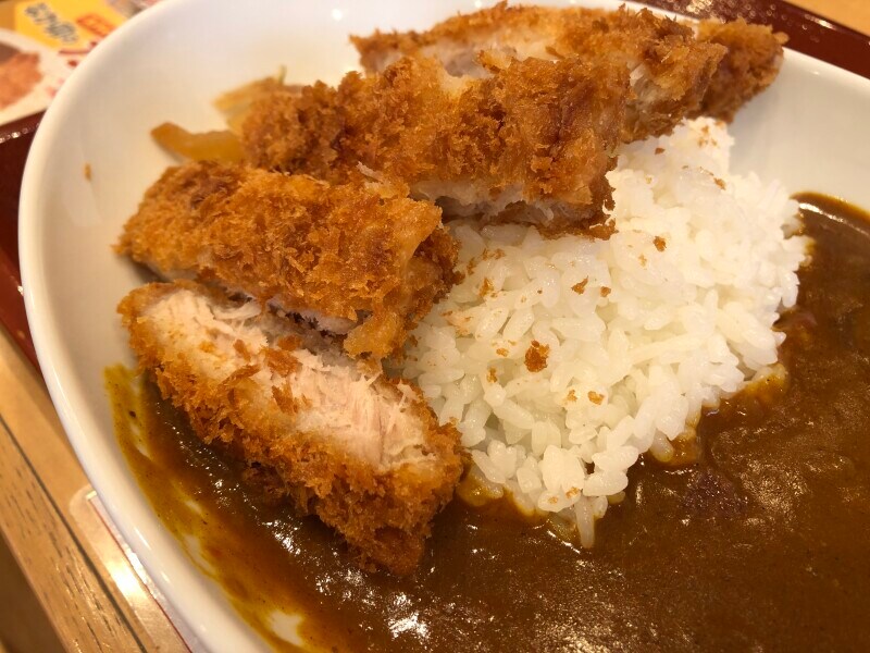 なか卯の「カツカレー」のロースカツは柔らかい