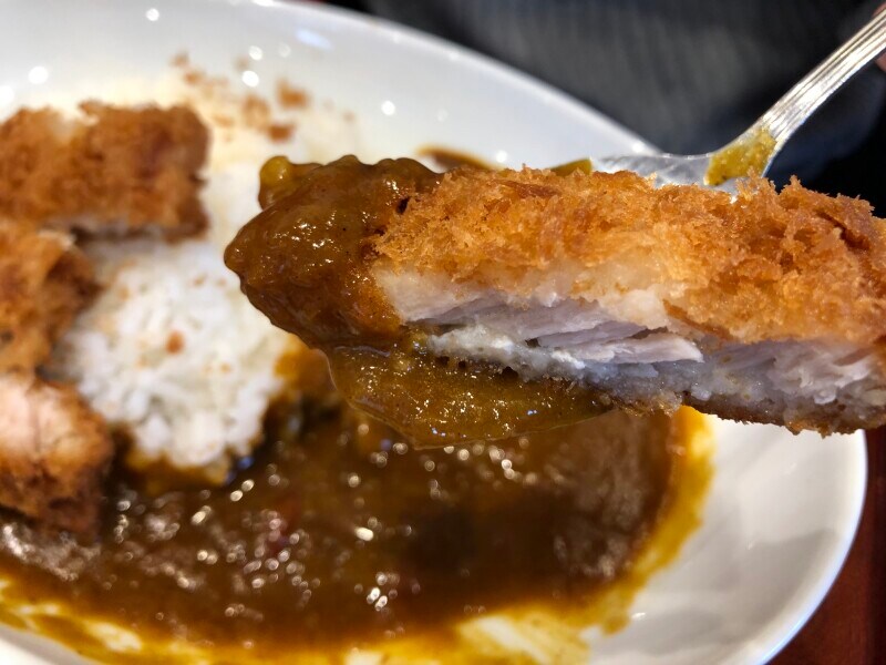 なか卯の「カツカレー」のロースカツ、衣はサクサク