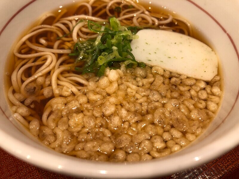 なか卯の「はいからそば」の天かす。つゆを吸って美味しい！