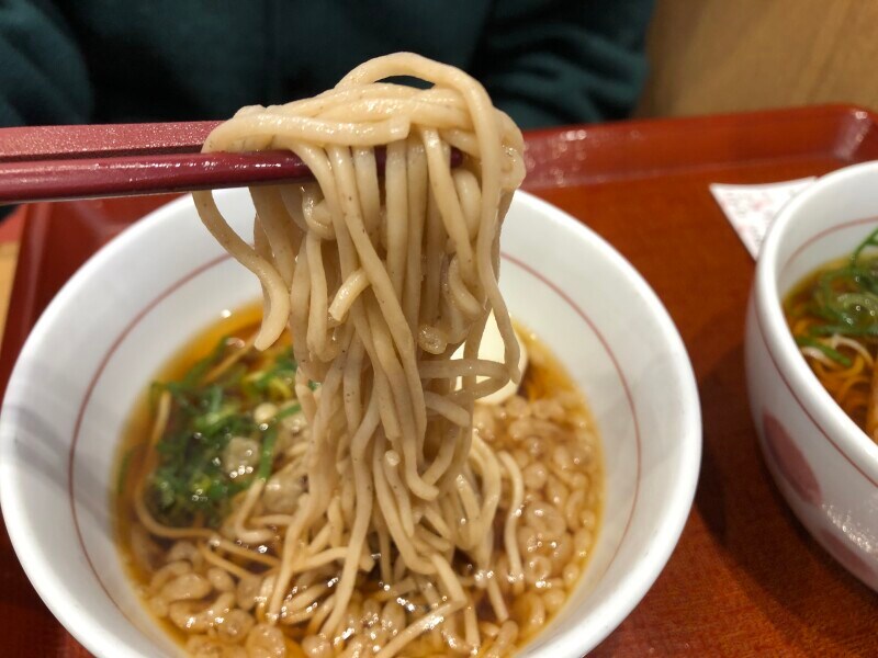 なか卯の「はいからそば」は二八そば。風味が豊か