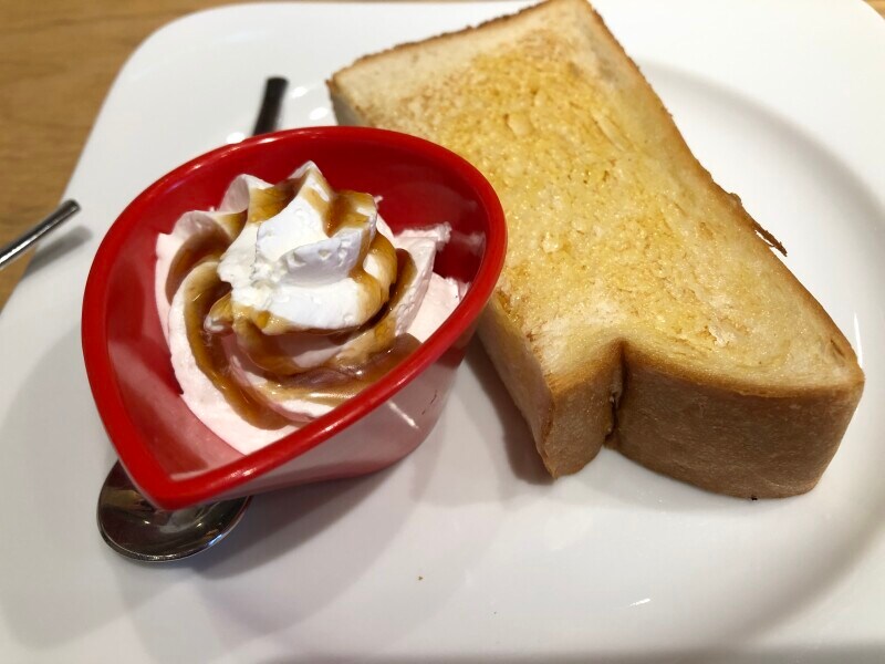むさしの森珈琲の「モーニングサービス」の「厚切りトースト+キャラメルホイップ」