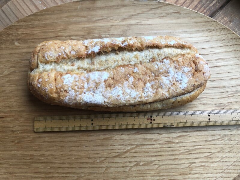ロッテリアのモーニング「ホットサンド（チーズ&ベーコン）」は長さが15cmほどある