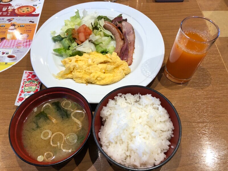 スクランブルエッグモーニングにご飯とみそ汁、ドリンクバー