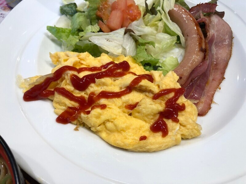 スクランブルエッグは、別添えのケチャップをかけていただく