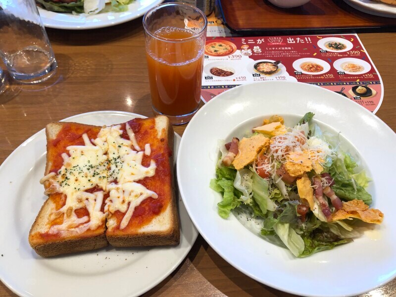 「シーザーサラダモーニングにピザトースト」のセット