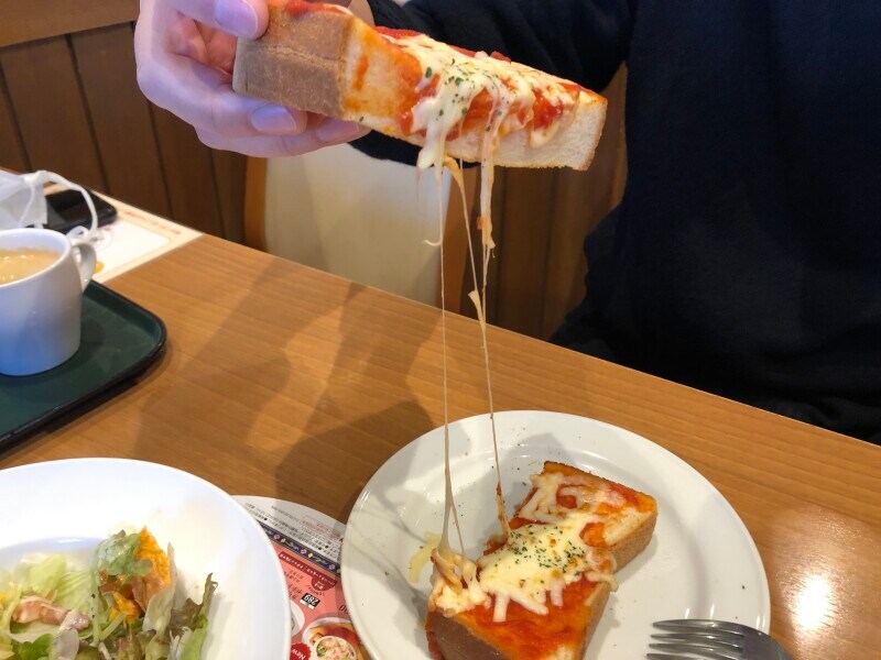 ピザトーストはチーズが伸びて見た目も美味しい！