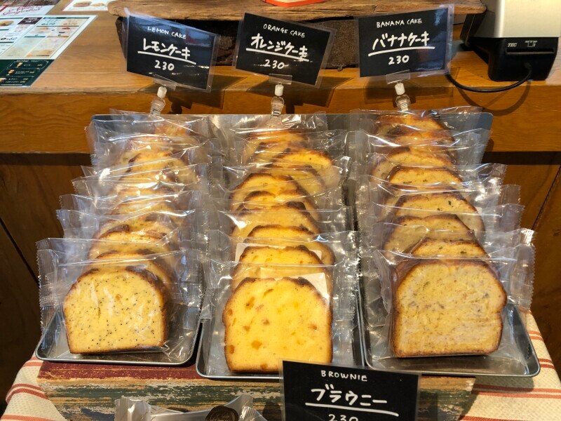レジの前にパンドケーキが並んでいる