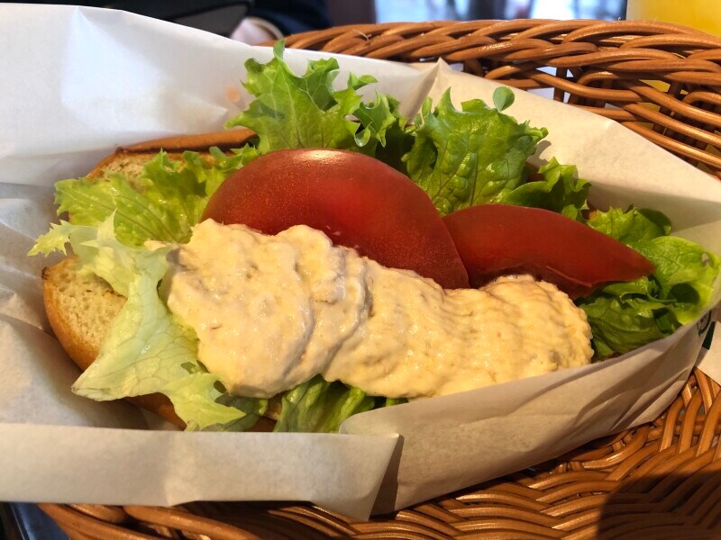 「ツナトマトドッグ」のツナは量が多め