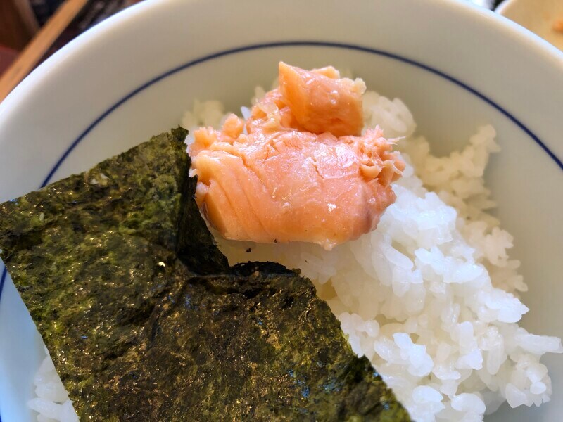 なか卯の「銀鮭朝食」の銀鮭をごはんに乗せて海苔で巻いて食べると美味しい