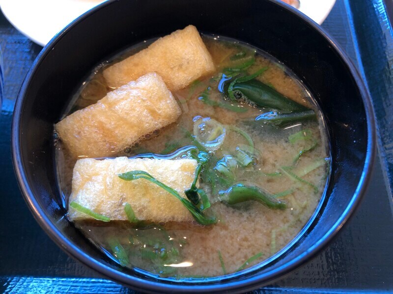 なか卯の「銀鮭朝食」のみそ汁は、油揚げ、わかめ、ネギが入っている
