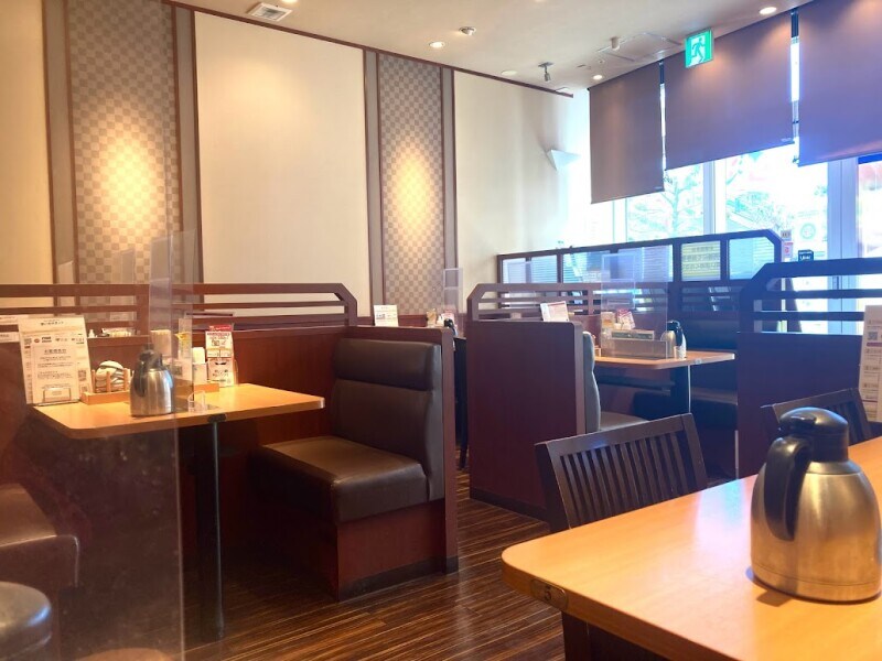 ゆったりと落ち着いた店内