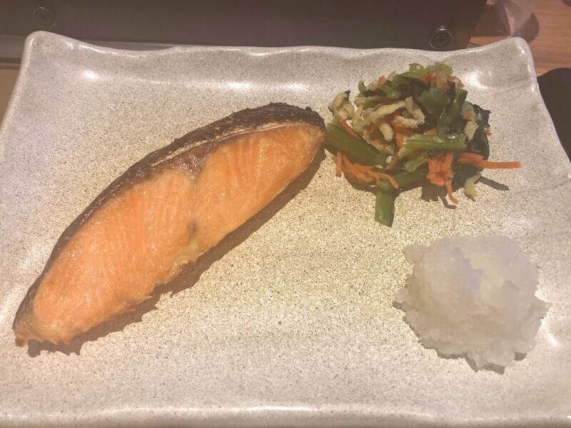 しゃけにはおろしと煮びたしの付け合わせ