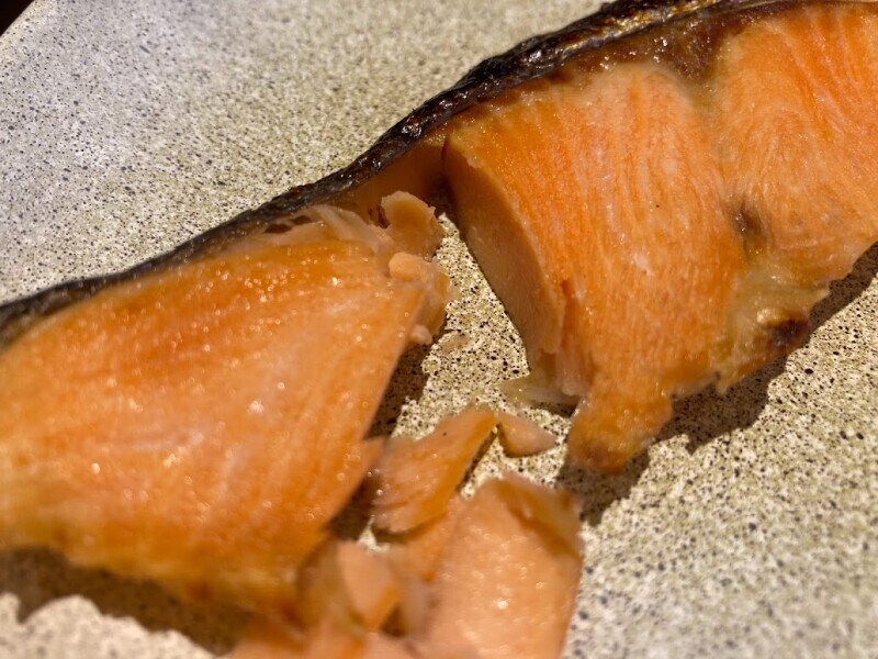 しゃけの塩焼は皮まで美味しい