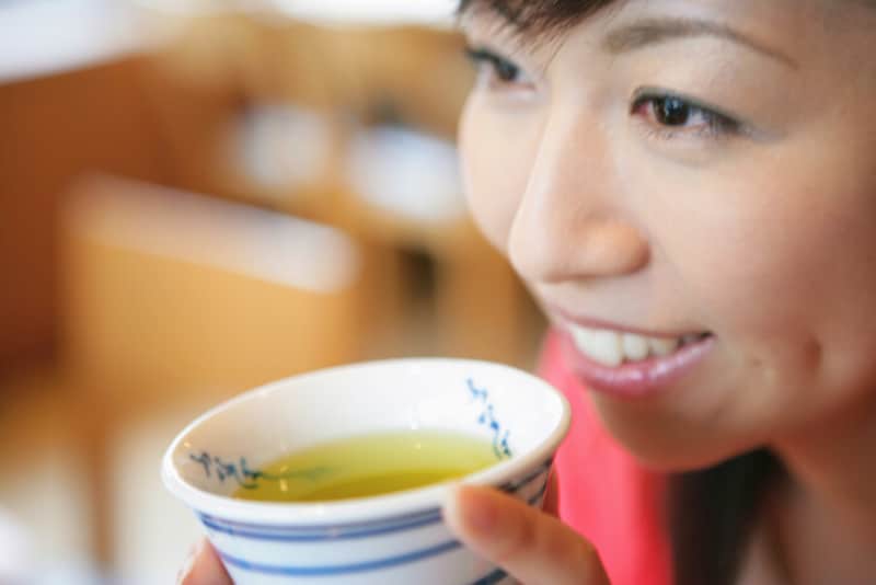 緑茶を飲む女性