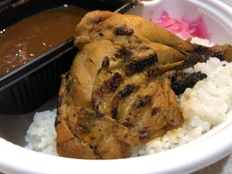 すき家の「炭火焼きほろほろチキンカレー」のチキンは炭火焼きで香ばしい