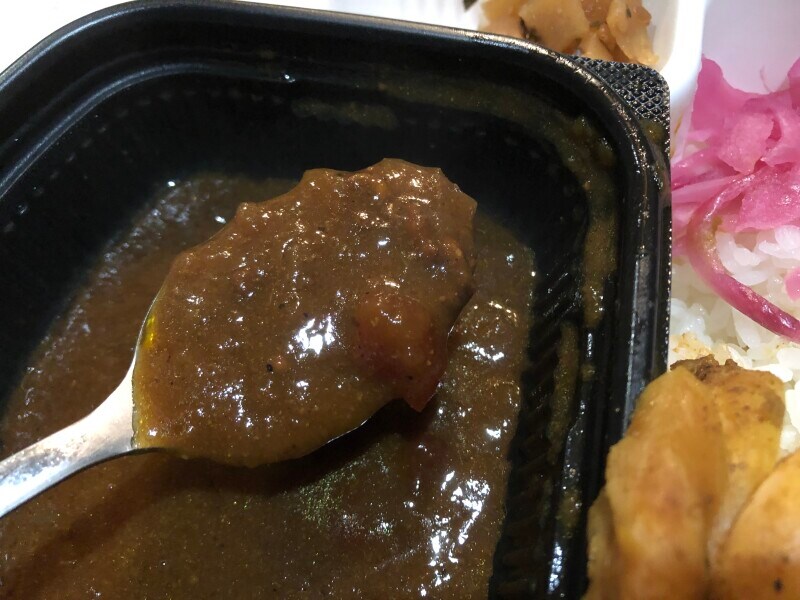すき家の「炭火焼きほろほろチキンカレー」のカレーは辛め