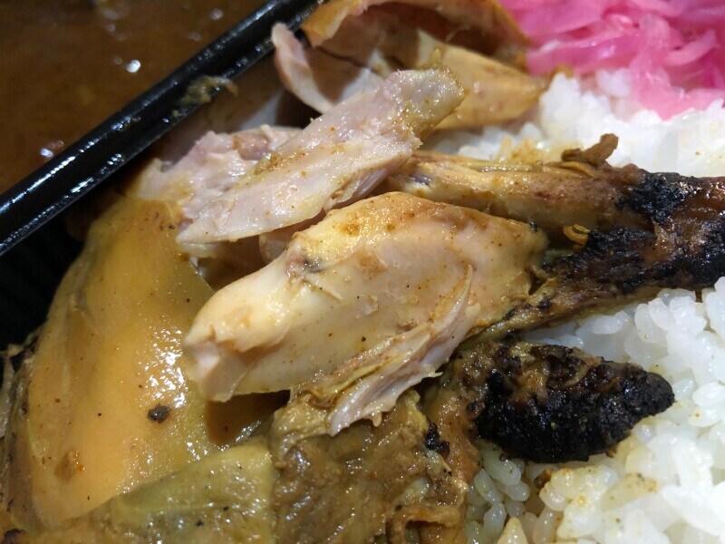 すき家の「炭火焼きほろほろチキンカレー」のチキンはスプーンでほぐせる