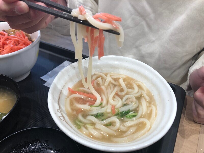 松屋のモーニング「朝うどん」に紅生姜をプラス