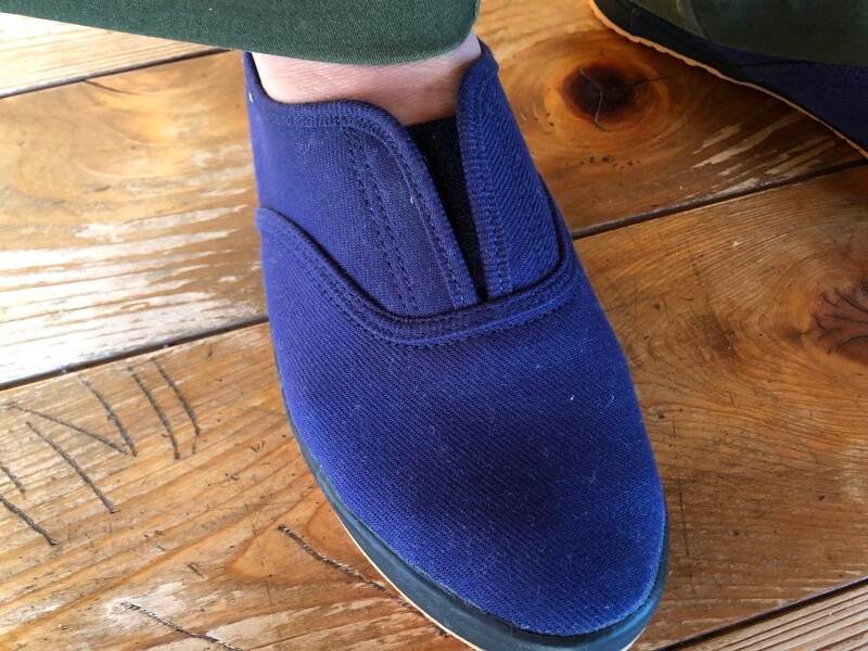 ワークマンの作業靴「建さんⅡ」は靴紐がなく、ゴムが伸びるようになっている