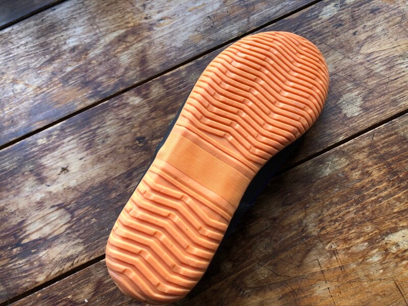 ワークマンの作業靴「建さんⅡ」の靴底。溝があるので滑りにくくなっている