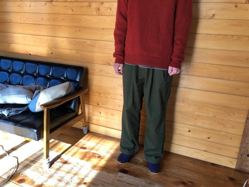 パンツはグリーン系、そして暗めの赤いニットとコーデ