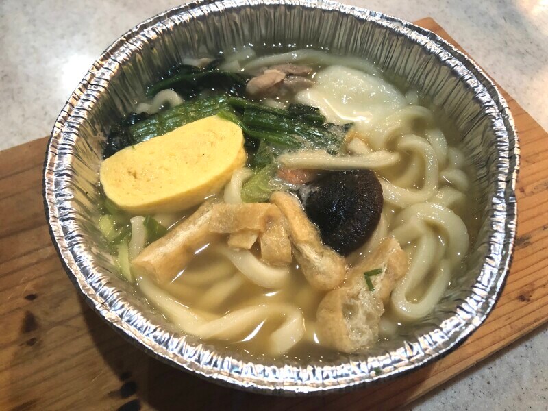 セブンイレブンの「関西風だし香る鍋焼きうどん」はあっさり味のつゆ