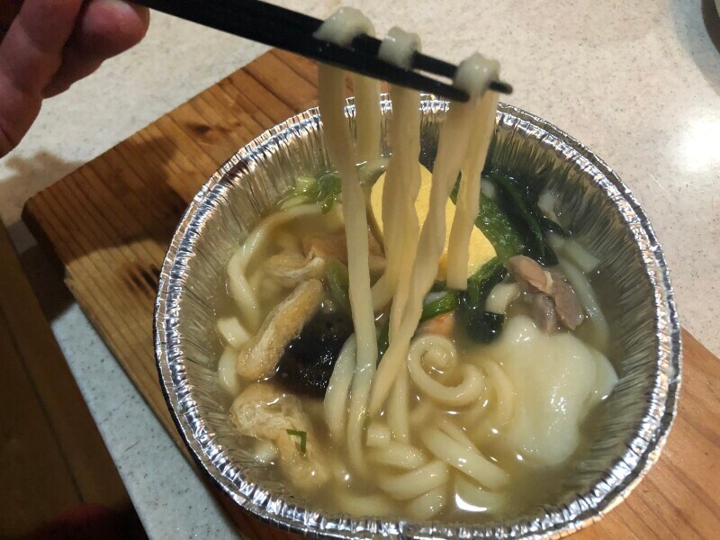 セブンイレブンの「関西風だし香る鍋焼きうどん」のうどんにはコシがある
