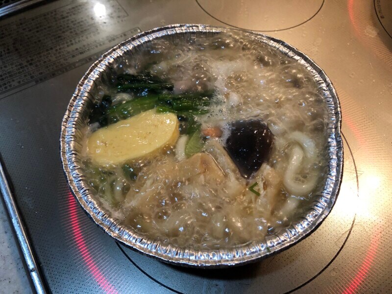 セブンイレブンの鍋焼きうどん「関西風だし香る鍋焼きうどん」がぐつぐつ煮だったら出来上がり
