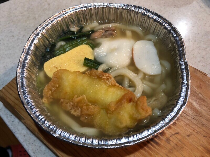 セブンイレブンの鍋焼きうどん「関西風だし香る鍋焼きうどん」に天ぷらをトッピング