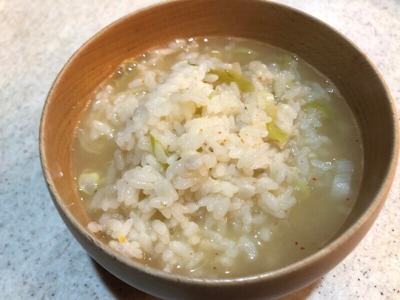 セブンイレブンの鍋焼きうどん「関西風だし香る鍋焼きうどん」の残ったつゆで雑炊